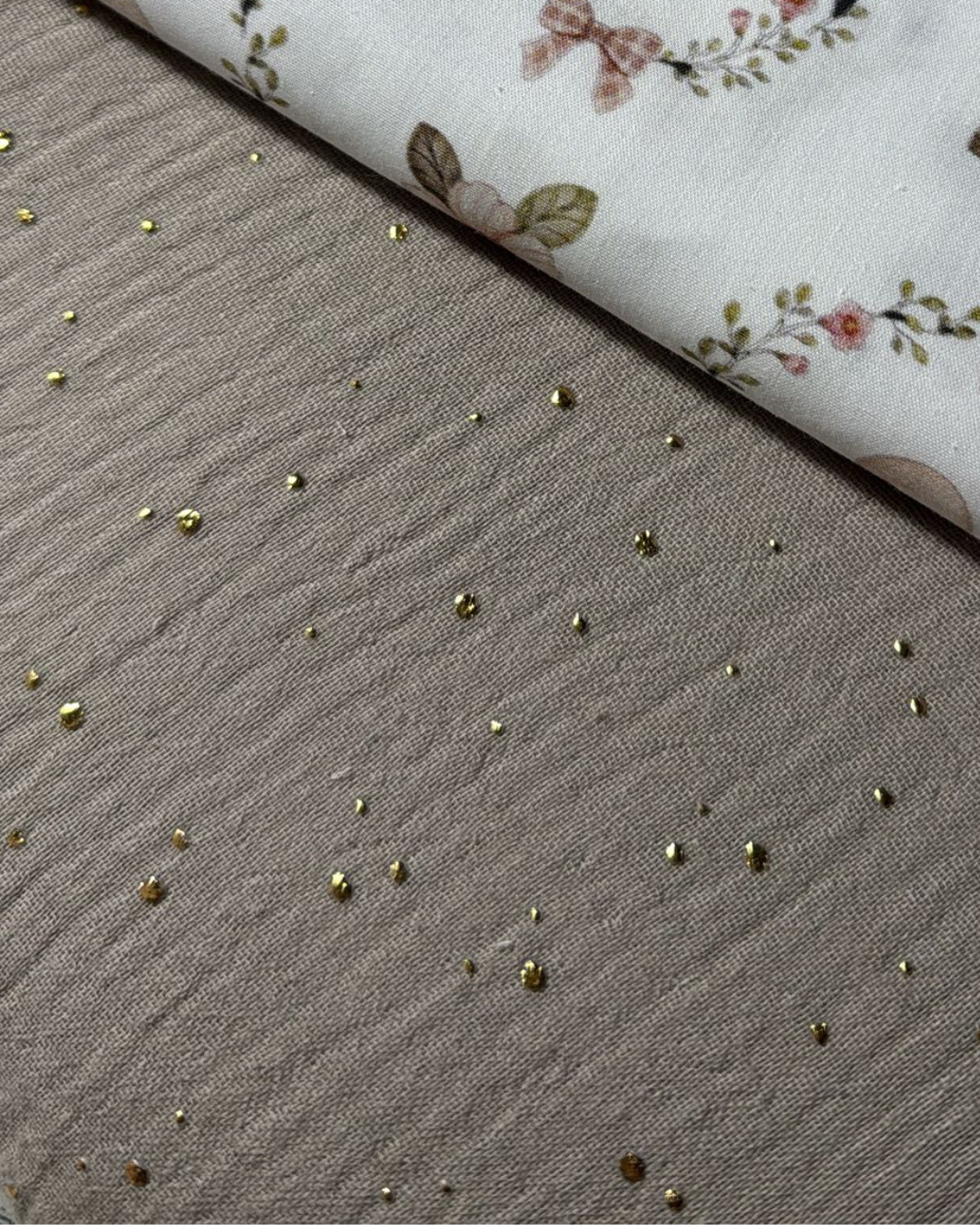 Tela de muselina marrón con lunares dorados 